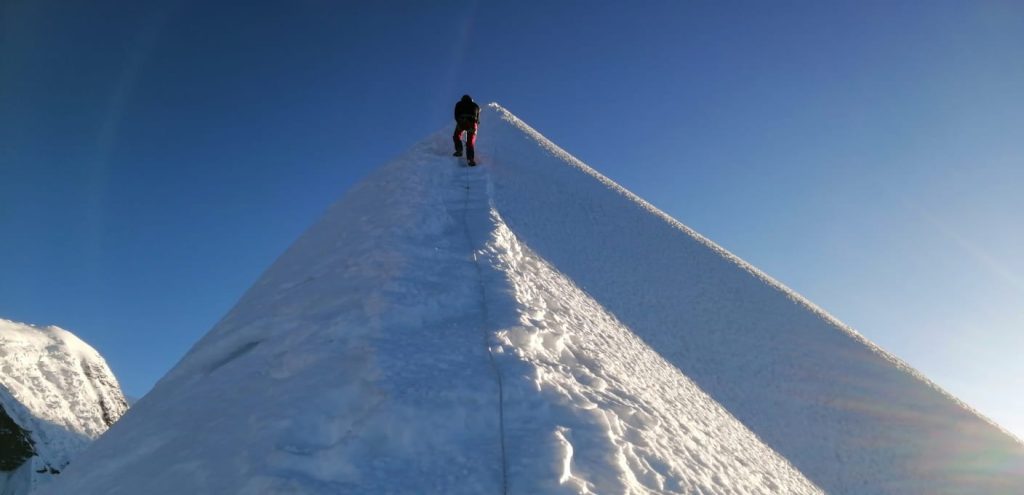 Island Peak summit ridge rope