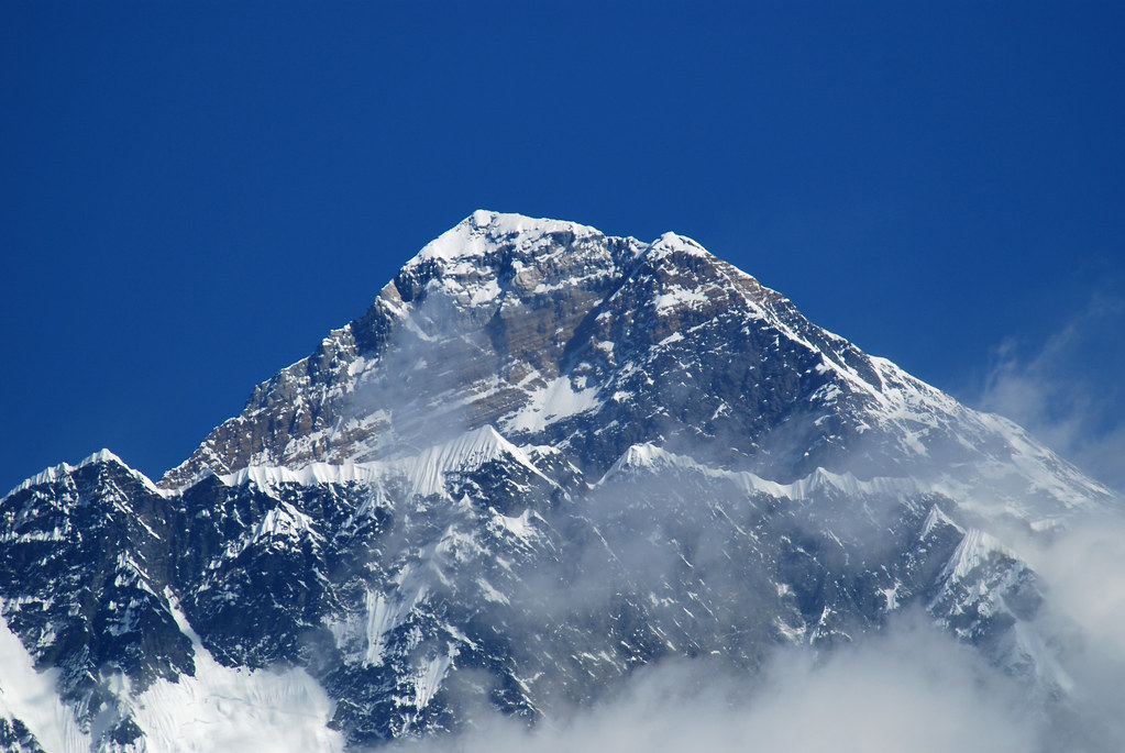 How many people died on Mount Everest